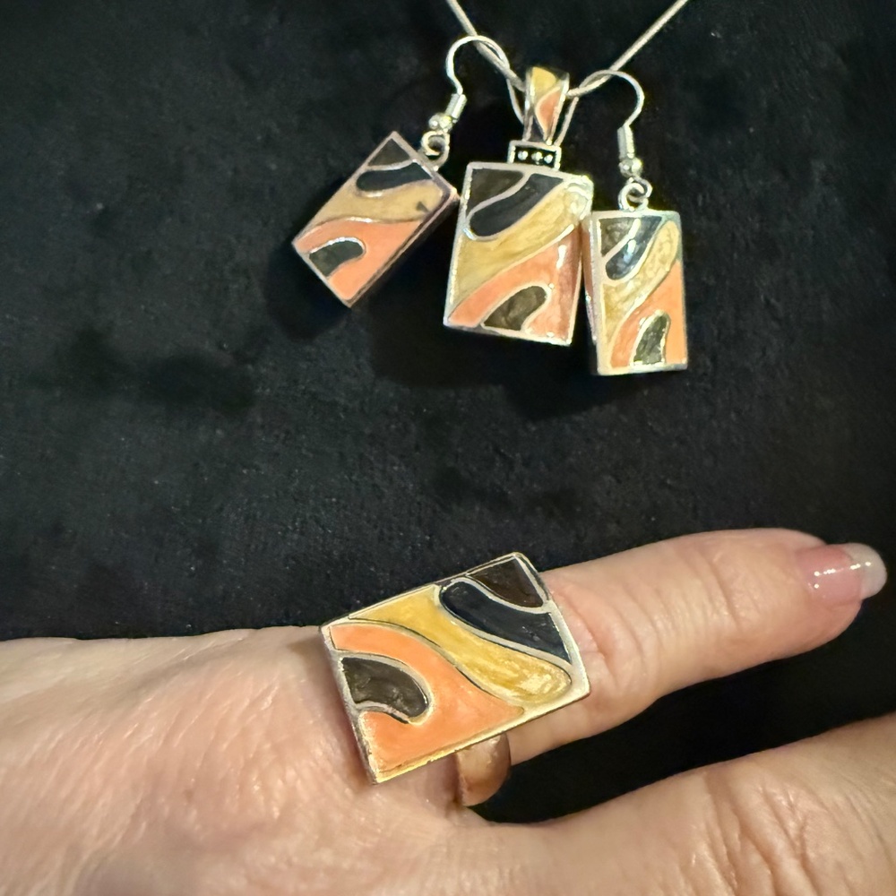 DIVINCI 5 PIECE ENAMELED PENDANTS, EARRINGS, AND RING - Picture 5 of 8